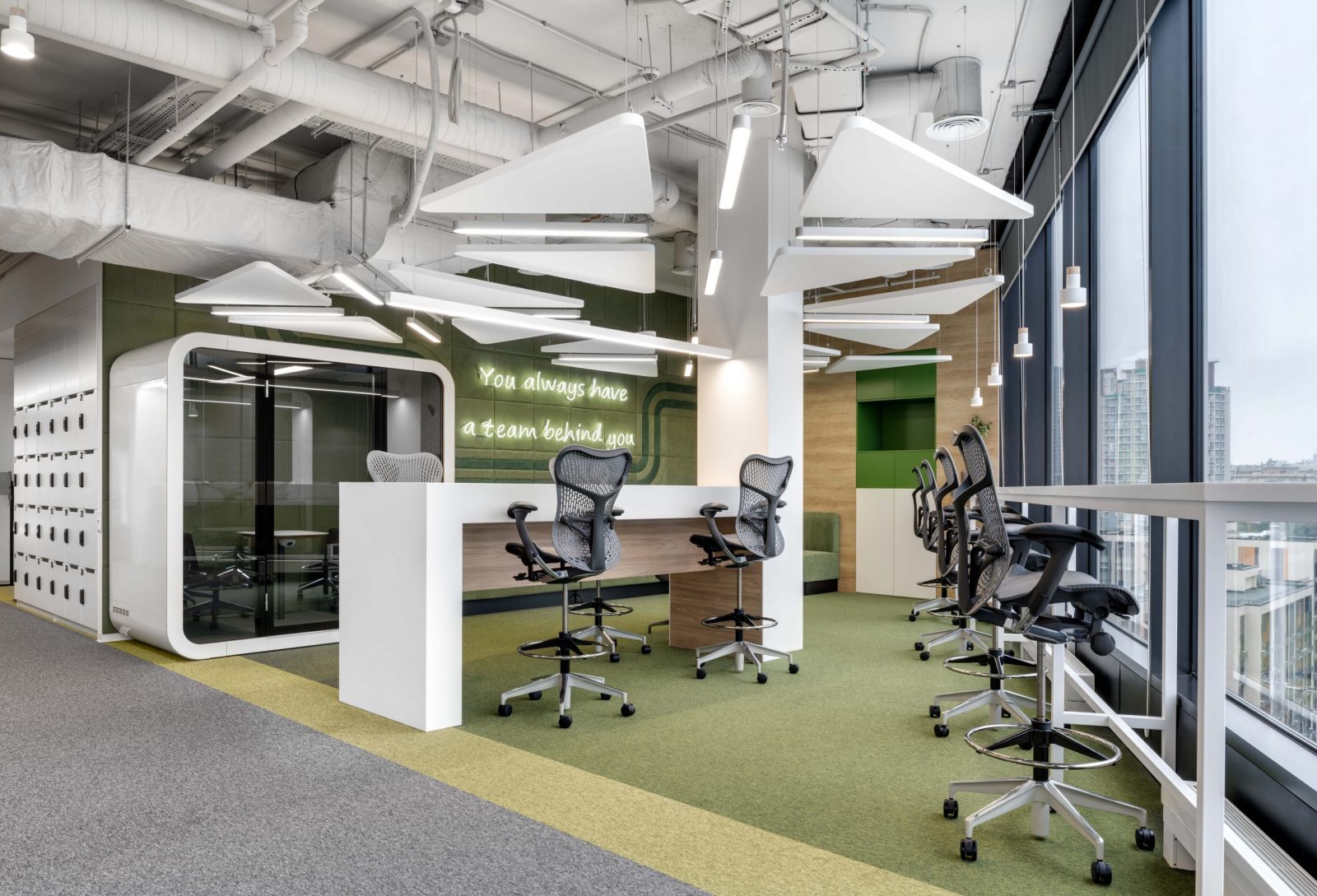 The role of landscaping, lighting and acoustics in a modern office 2