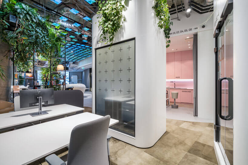 How to optically maximize space in the office? 1